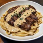 Délicieux roulé feuilleté à la viande hachée et fromage fondant